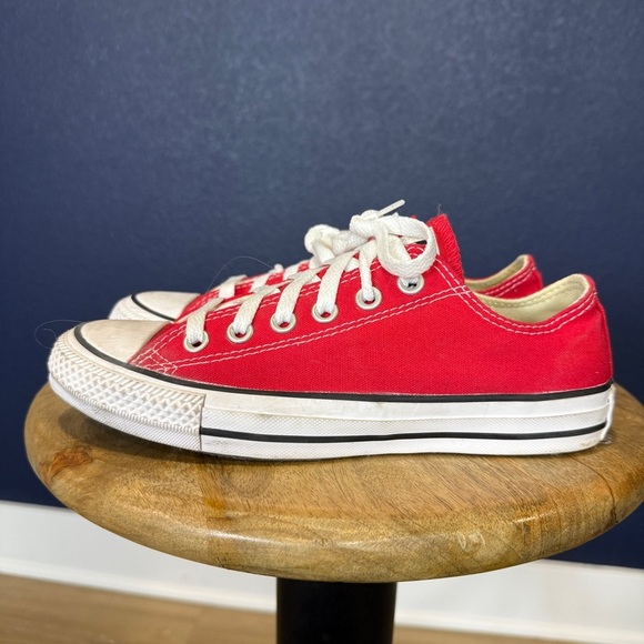 Converse Red and White Chuck Taylor All Star Low Top Sneakers | Size 7 W / 5 M - Picture 2 of 9
